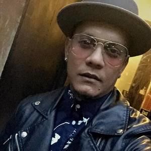 Meet your Posher, Dustin